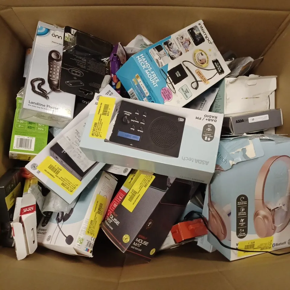 LARGE BOX OF ASSORTED ITEMS TO INCLUDE INTEMPO HANDS-FREE NECK MOUNT, 10000MAH POWER BANK, DAB+/FM RADIO, ETC