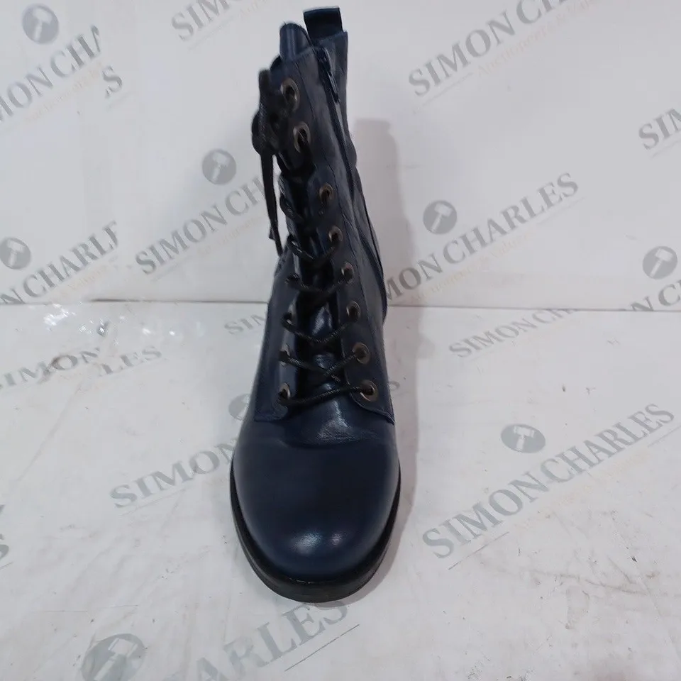 BOXED PAIR OF MODA IN PELLE BEZZIE BOOTS IN NAVY SIZE 6