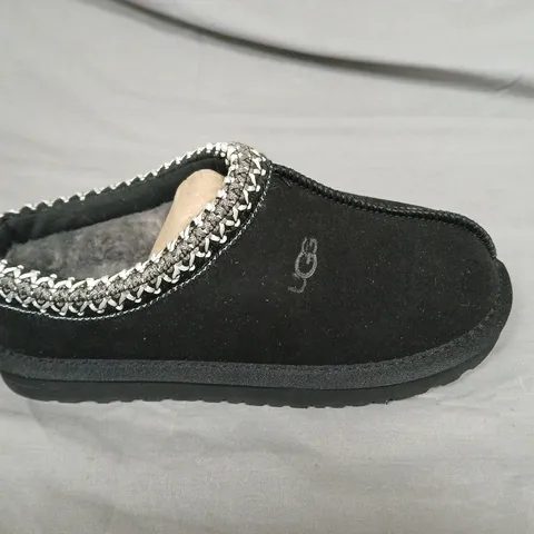PAIR OF UGG FLEECE SLIDERS IN BLACK - UK 3