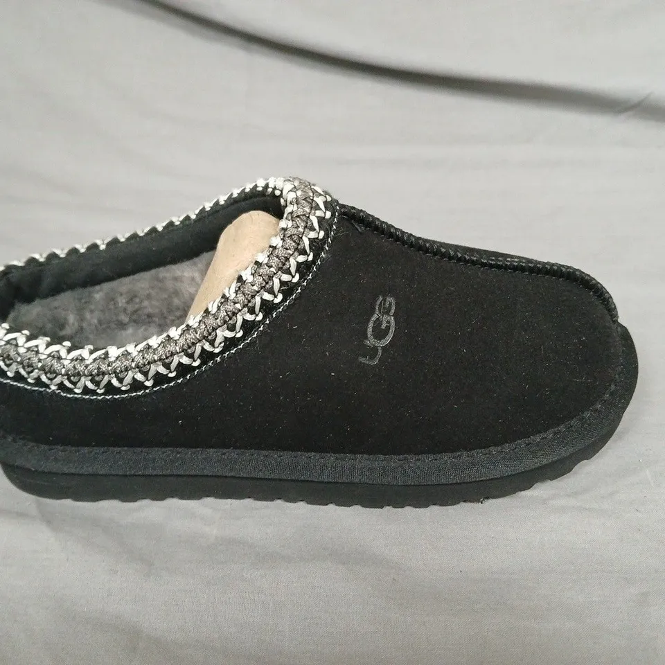 PAIR OF UGG FLEECE SLIDERS IN BLACK - UK 3