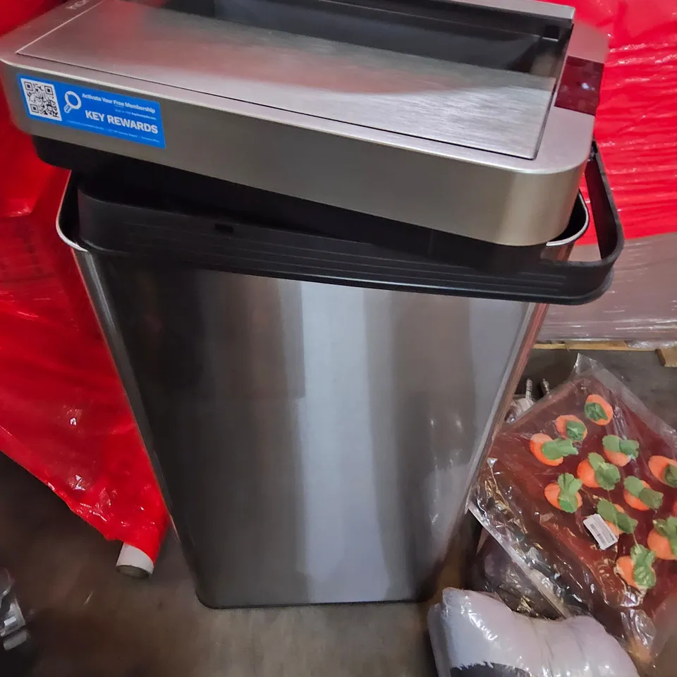 PALLET OF ASSORTED ITEMS TO INCLUDE, HOMELABS 21 GALLON TRASH CAN, CUSHION & LARGE QUANTITY OF FLOOR MOP SETS.