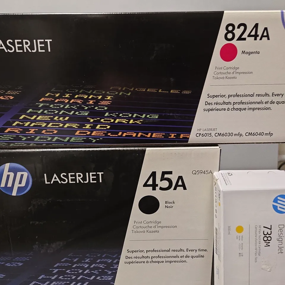 BOX OF APPROXIMATELY 8 ASSORTED PRINT CARTRIDGES TO INCLUDE - HP LASER JET 824A , HP LASER JET 45A ETC