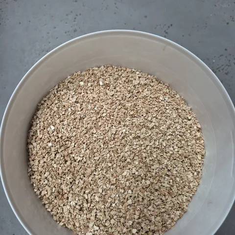 LARGE QUANTITY OF DECORATIVE GARDEN GRAVEL / WOOD CHIPPINGS - COLLECTION ONLY