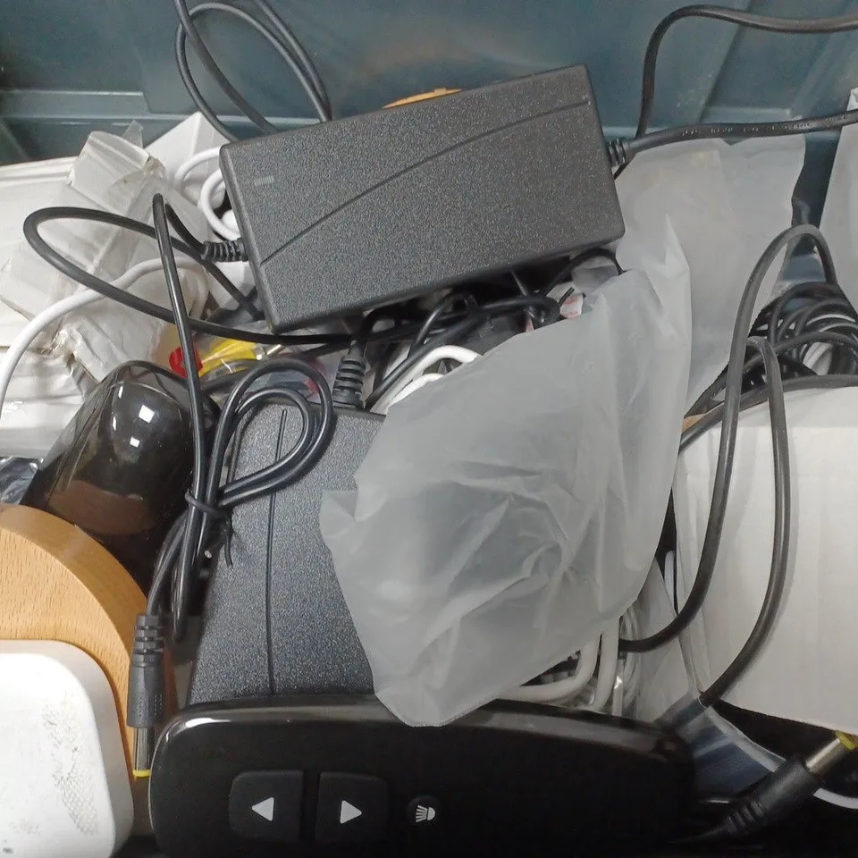BOX OF APPROXIMATELY 15 ASSORTED ITEMS TO INCLUDE - SKY REMOTE , VIRGIN MEDIA REMOTE , SKY BOX IP061-EF-AN ETC