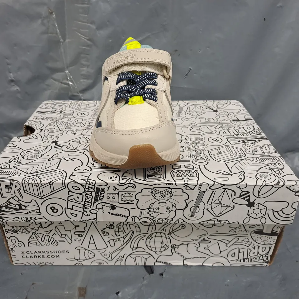BOXED PAIR OF CLARKS PLAY PRINTS KIDS SHOES IN MULTI SIZE UK 7
