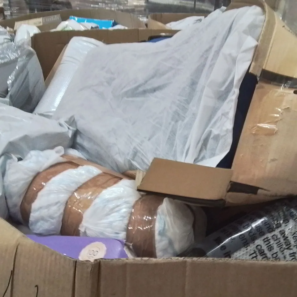 PALLET CONTAINING A LARGE QUANTITY OF PILLOWS