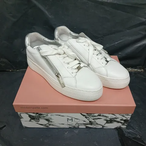 BOXED PAIR OF MODA IN PELLE BALIZE SHOES IN WHITE - 7