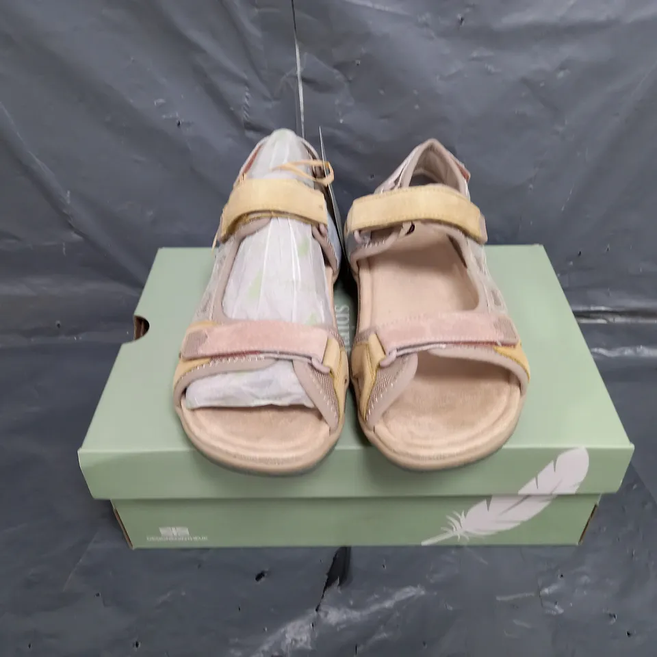 BOXED PAIR OF WOMENS FREE SPIRIT SUEDE MULTI SANDALS SIZE 6