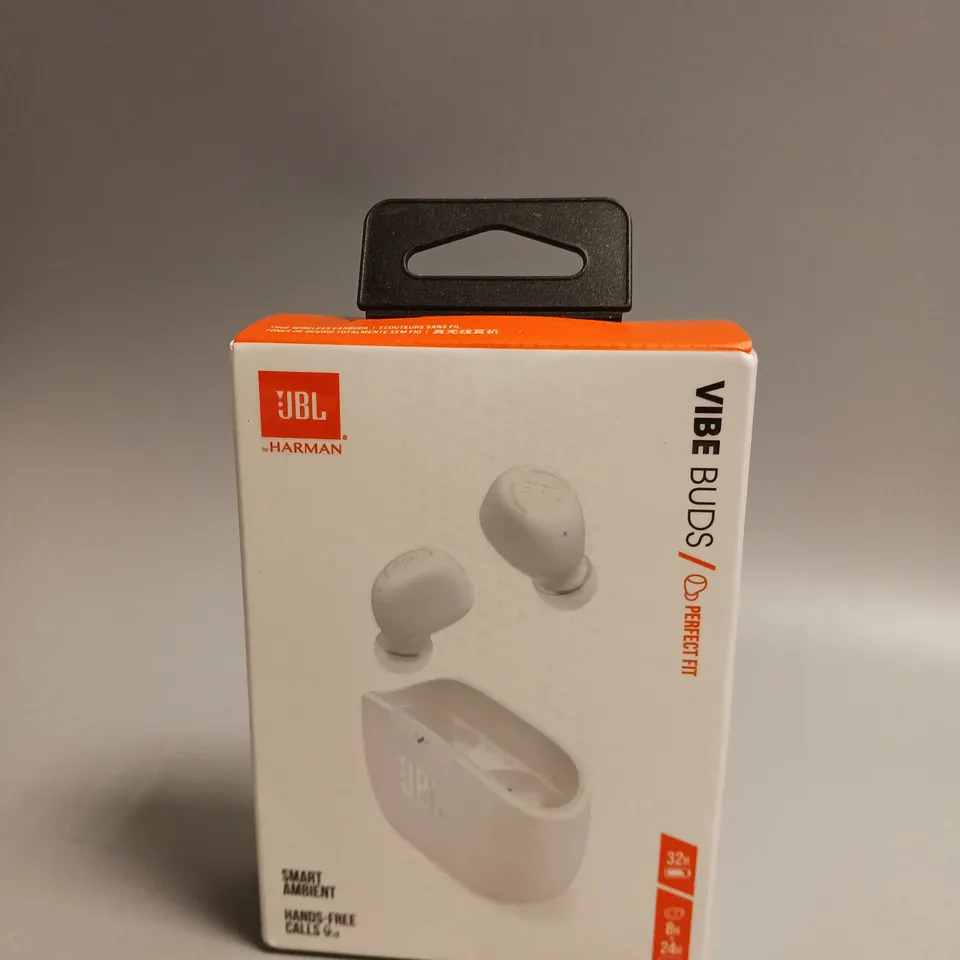 BOXED JBL VIBE BUDS IN WHITE DEEP BASS 32HR BATTERY LIFE