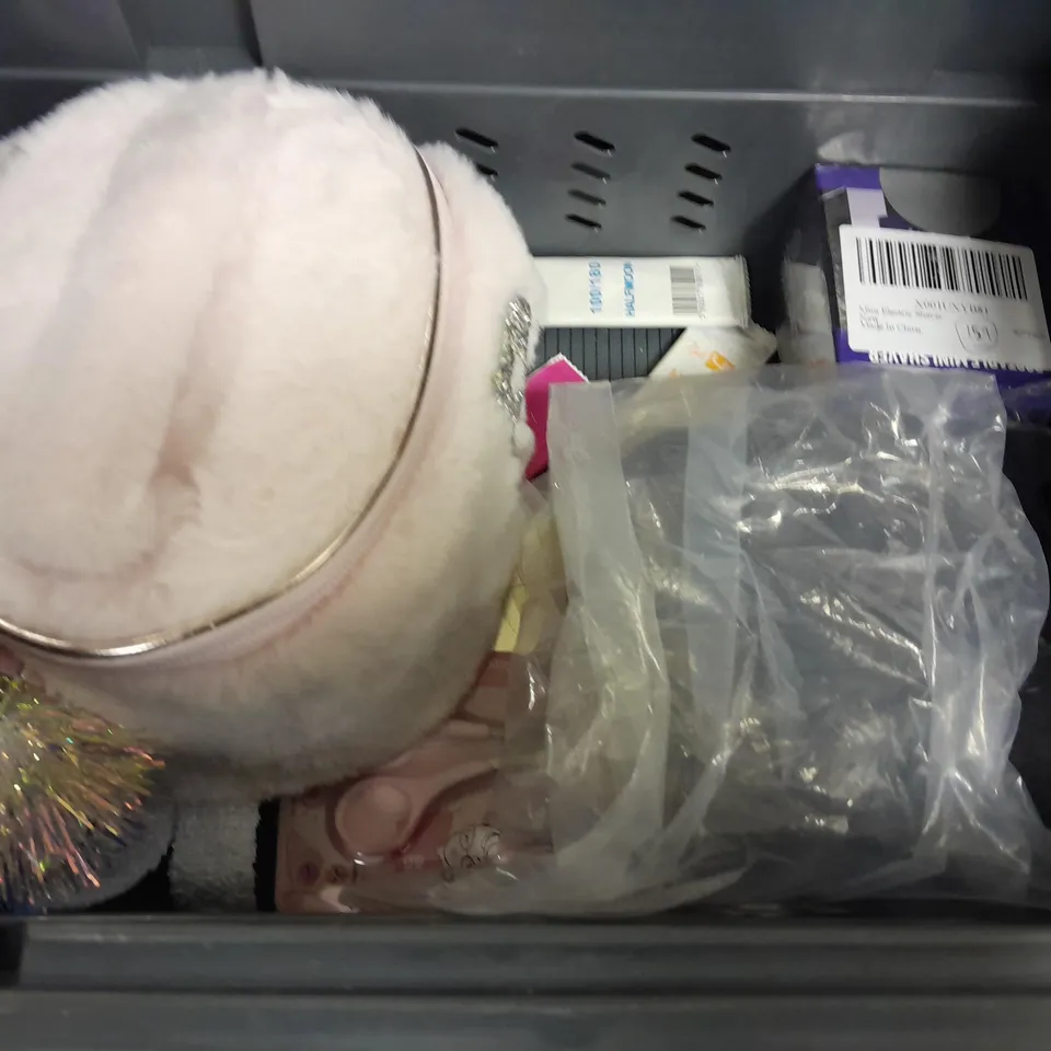 LOT OF ASSORTED HEALTH AND BEAUTY ITEMS TO INCLUDE COSMETICS BAGS, WOOL PADS AND BOUX AVENUE EYEMASK