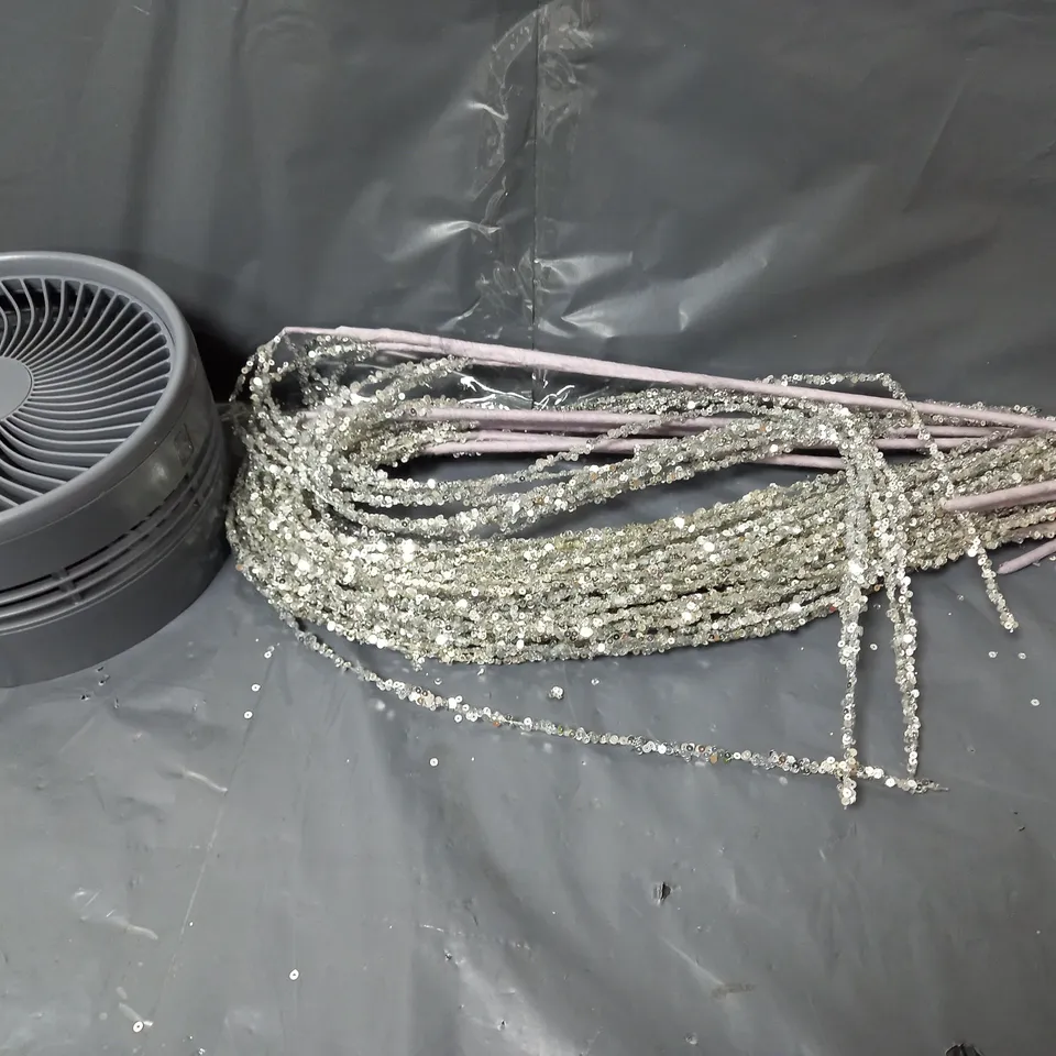 APPROXIMATELY 15 HOUSEHOLD ITEMS TO INCLUDE FESTIVE DECORATIONS AND FOLDABLE FANS