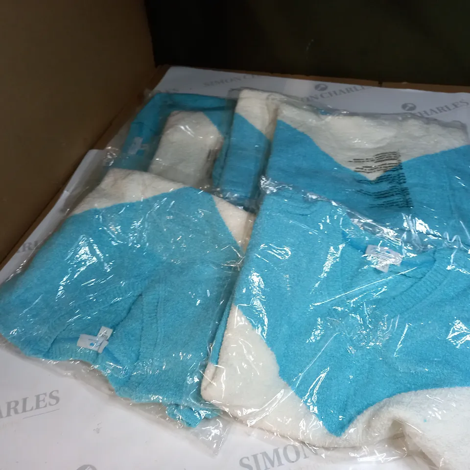 APPROX 10 LIGHT BLUE CREW NECK JUMPERS