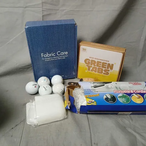APPROXIMATELY 15 ASSORTED HOUSEHOLD ITEMS TO INCLUDE FABRIC CARE SET, HANDHELD SEWING MACHINE, GOLFBALLS, ETC