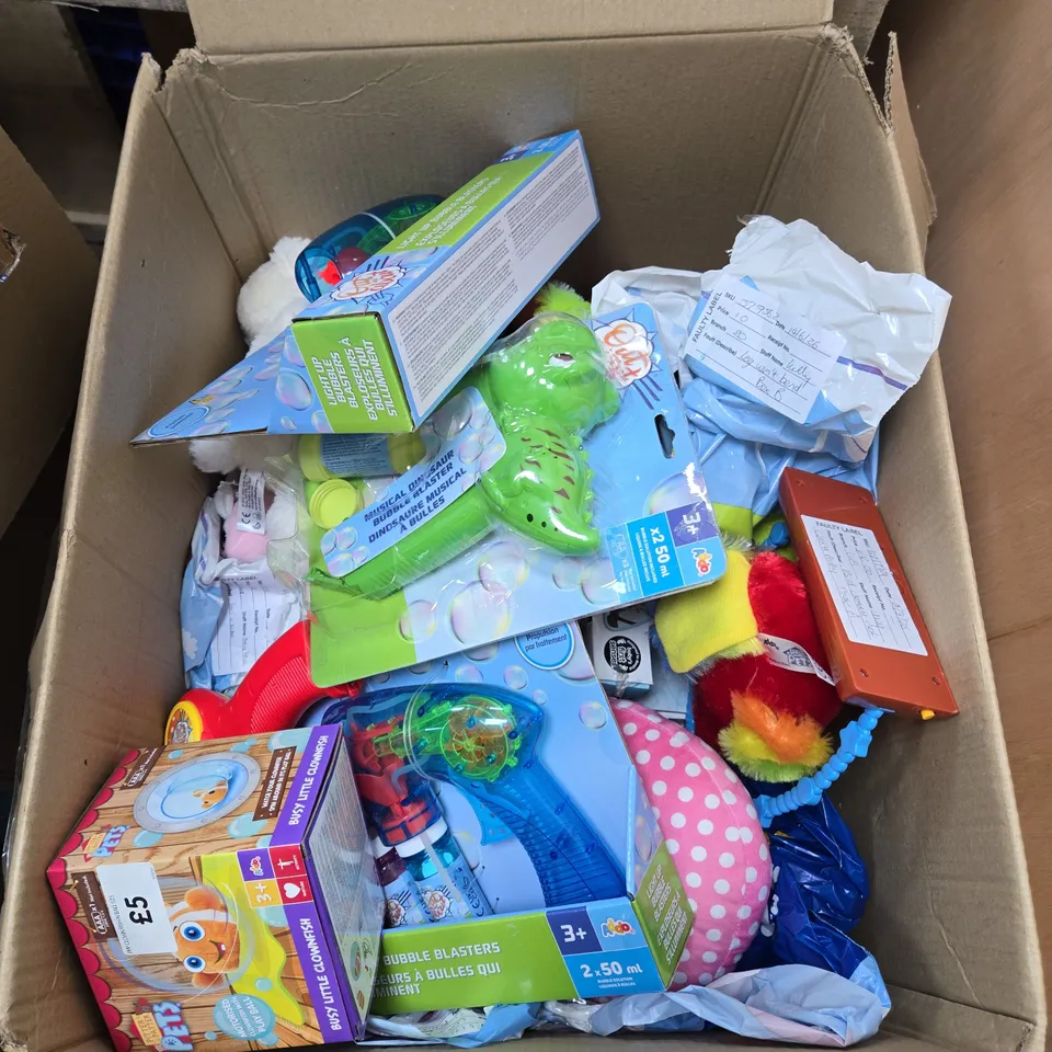 BOX OF APPROXIMATELY 10 ASSORTED TOYS INCLUDING PITTER PATTER PETS BUSY LITTLE CLOWNFISH, LIGHT UP BUBBLE BLASTER AND LIL BIRD AND BIRDHOUSE