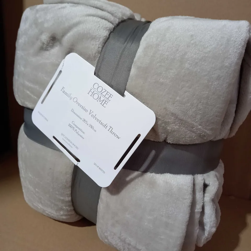 COZEE HOME FAMILY OVERSIZE VELVETSOFT THROW IN LIGHT TAUPE 