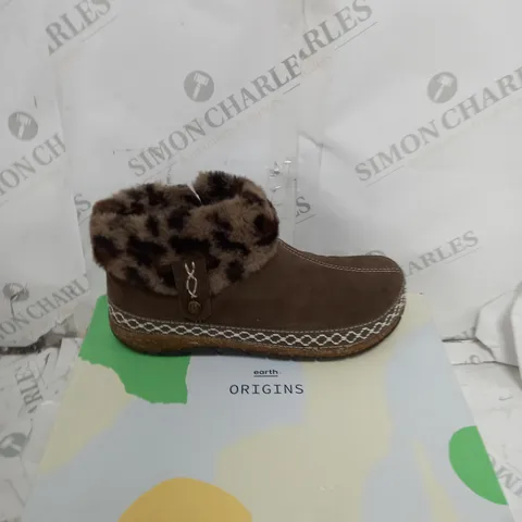 EARTH ORIGINS EMMALYN SUEDE HOUSE BOOTIE SLIPPER SIZE 5