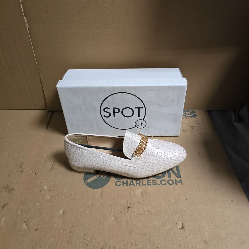 SPOT ON WOMEN'S NUDE CROC-EFFECT LOAFERS WITH GOLD CHAIN – SLIP-ON - UK SIZE 6 