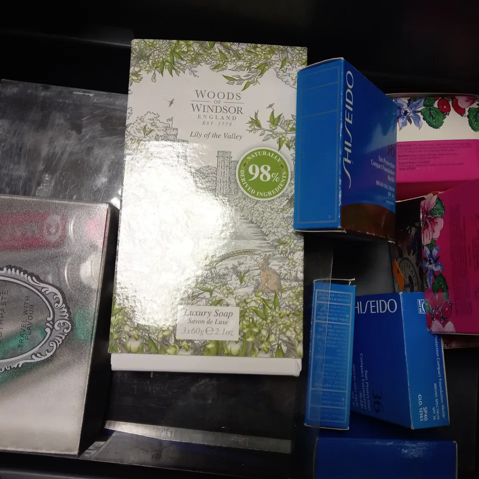 APPROXIMATELY 10 ASSORTED BEAUTY PRODUCTS TO INCLUDE DIOR EAU SAUVAGE GIFT SET, WOODS OF WINDSOR LILY OF THE VALLEY LUXURY SOAP, NEAL'S YARD REMEDIES BEAUTY BALM, SHISEIDO COMPACT FOUNDATION ETC.