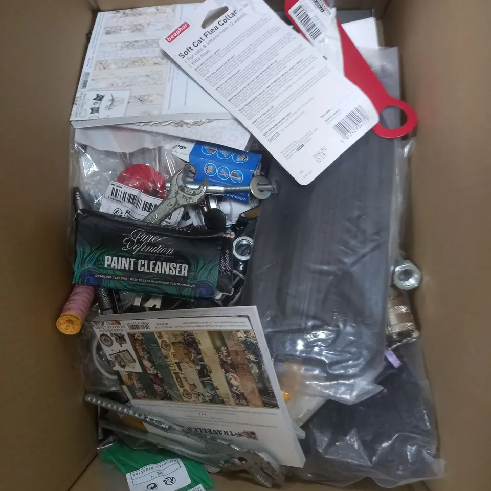 BOX OF APPROXIMATELY 15 ASSORTED COSMETIC ITEMS TO INCLUDE - SHOE HORN, CAT FLEA COLLAR, PAINT CLEANSER ETC