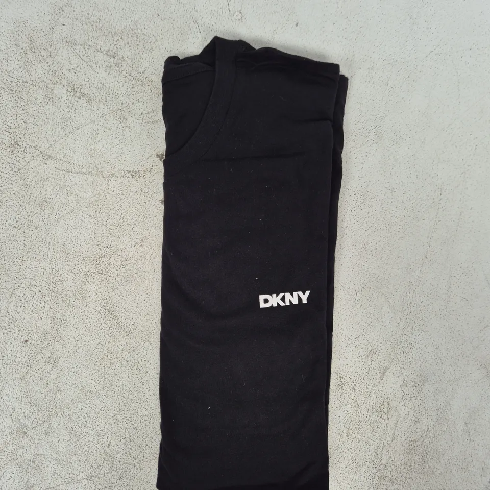 DKNY T-SHIRT IN BLACK SIZE XL