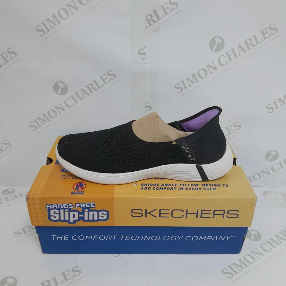 PAIR OF SKECHERS SWIFT ADVANCE SNEAKERS IN BLACK SIZE 3