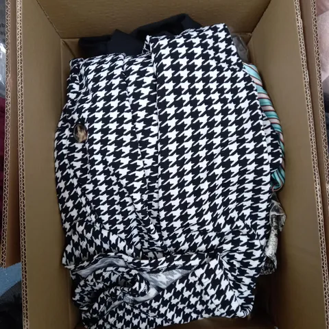 LOT OF ASSORTED CLOTHING ITEMS AND ACCESSORIES TO INCLUDE; T-SHIRTS, JUMPERS ETC