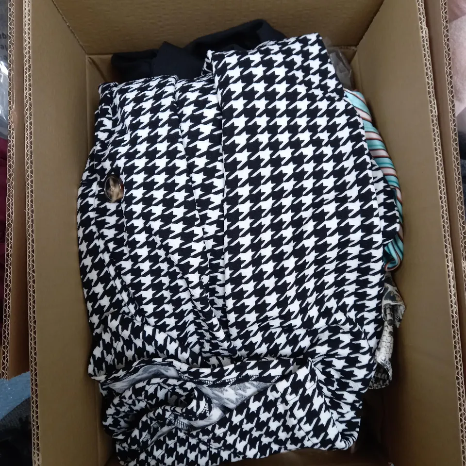 LOT OF ASSORTED CLOTHING ITEMS AND ACCESSORIES TO INCLUDE; T-SHIRTS, JUMPERS ETC
