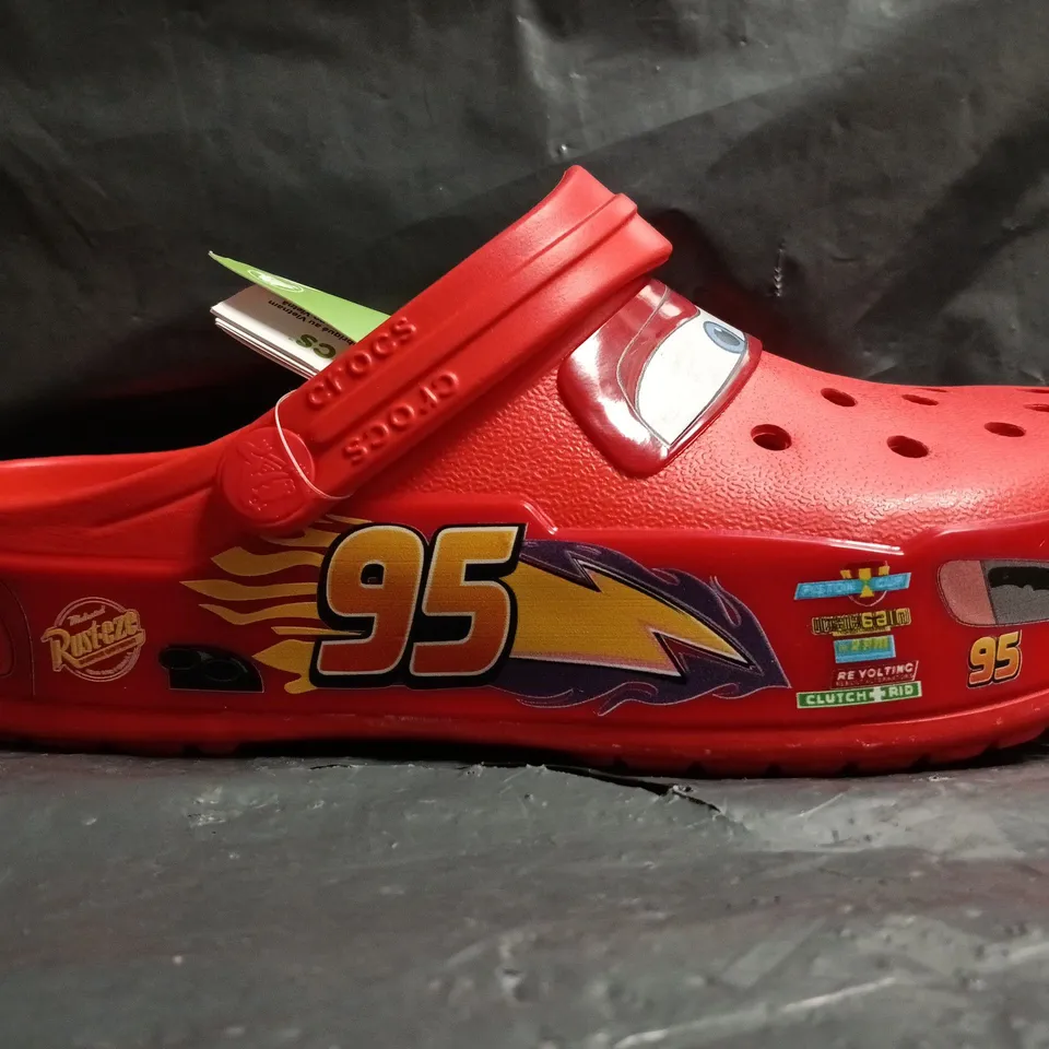 PAIR OF CROCS LIGHTNING MCQUEEN CROCBAND CLOGS SIZE UK M5/W6