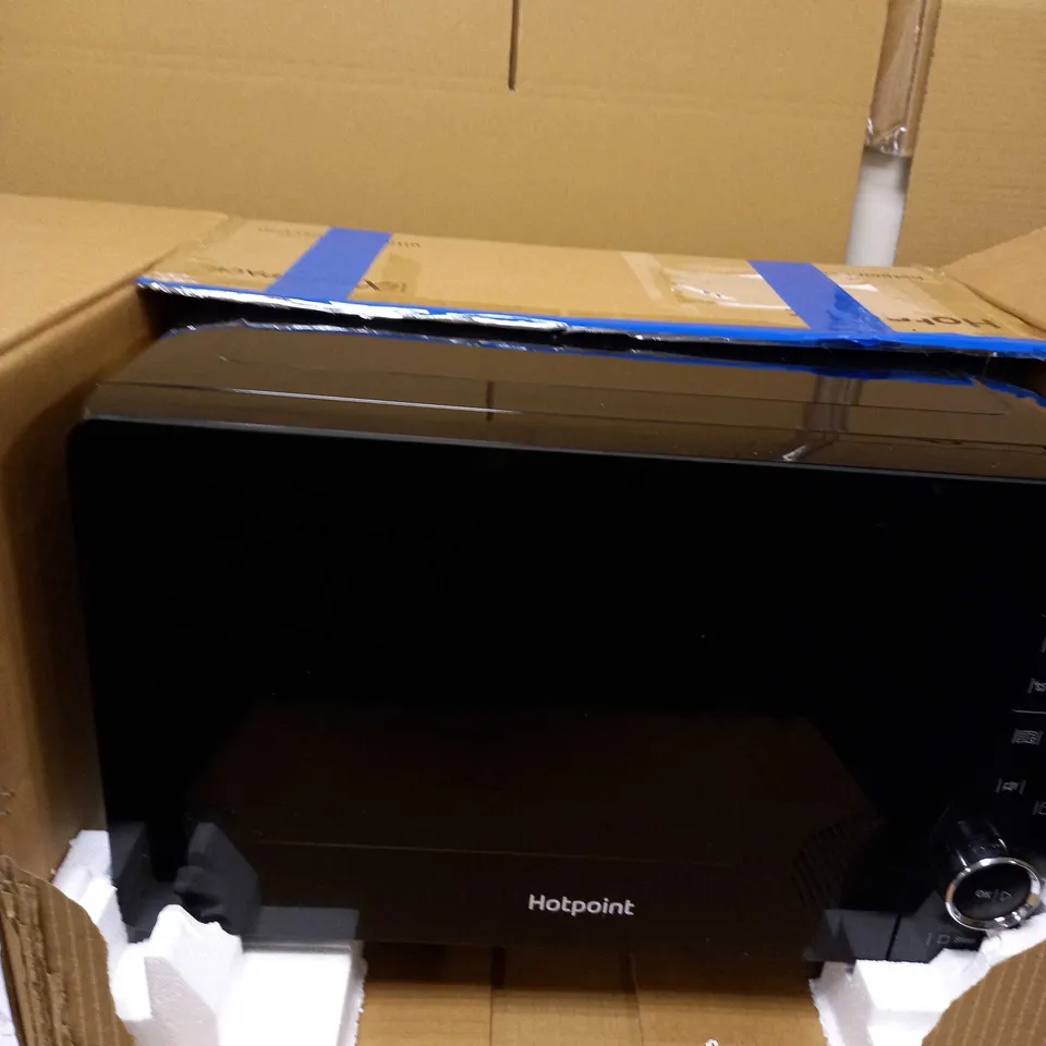 HOTPOINT MWH 2622 MB FREESTANDING MICROWAVE