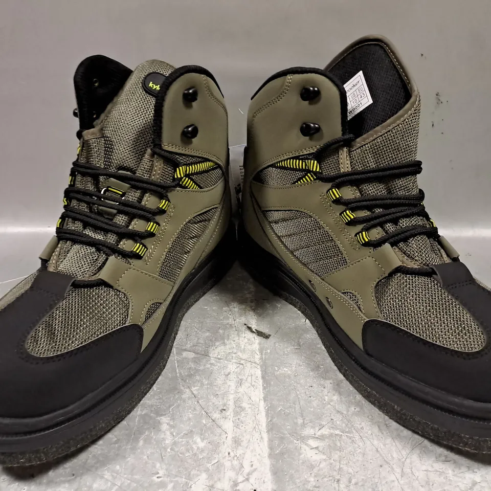 BOXED PAIR OF KYLE BOOKER ANKLE BOOTS IN KHAKI EU SIZE 43