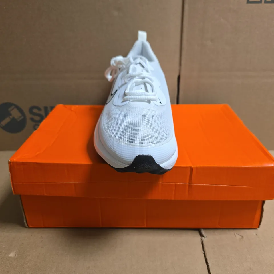BOXED PAIR OF NIKE WOMEN'S ACE SUMMERLITE TRAINERS IN WHITE SIZE UK 4.5