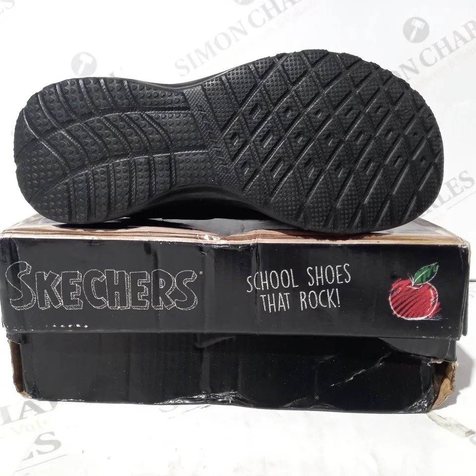 BOXED PAIR OF SKECHERS KIDS SHOES IN BLACK UK SIZE 12