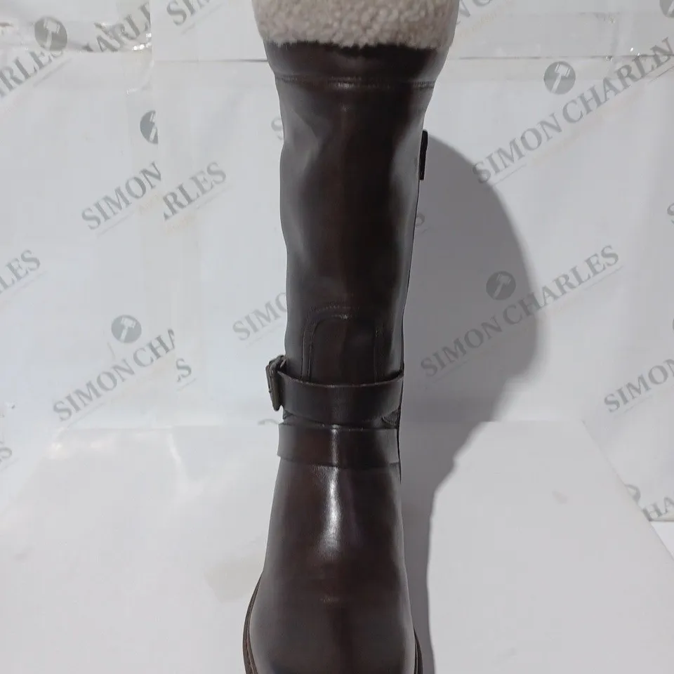 CELTIC & CO SKEEPSKIN TRIM CUFF LONG - 38