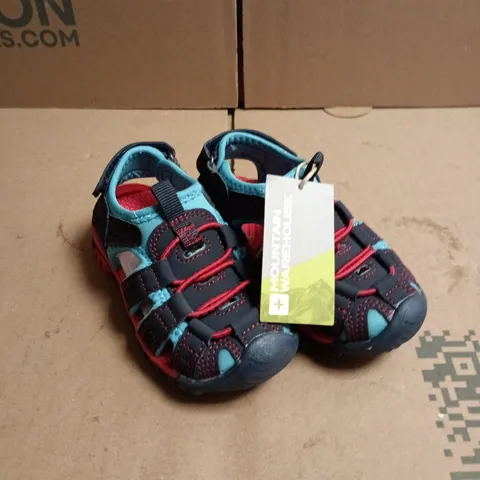 PAIR OF MOUNTAIN WAREHOUSE BAY JUNIOR BOYS SHANDALS - 6
