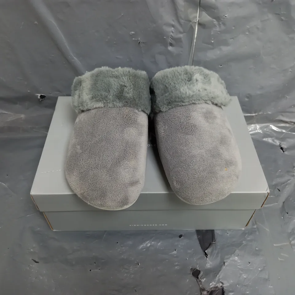 BOXED PAIR OF VIONIC MARIEL SLIPPERS SIZE 5