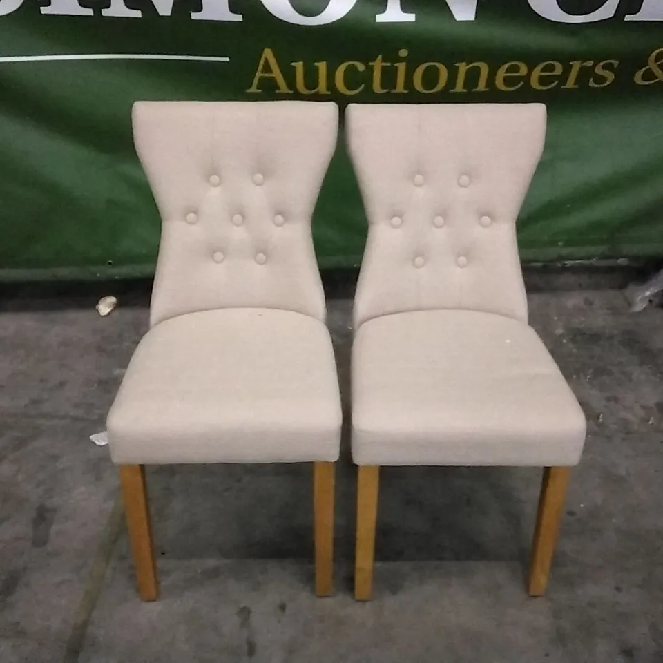 SET OF 2 BEIGE FABRIC BUTTONBACK DINING CHAIRS WITH WOODEN LEGS 