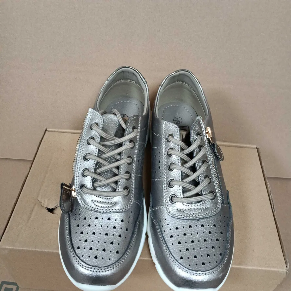 BOXED PAIR OF WOMEN'S METALLIC SILVER SNEAKERS WITH SIDE ZIP – UK 6