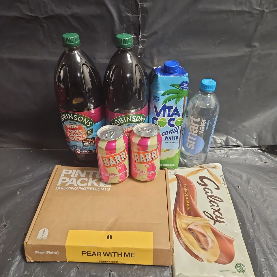 APPROXIMATELY 6 ASSORTED FOOD ITEMS TO INCLUDE - ROBINSONS APPLE & BLACKSURRANT - PINTER PACK PEAR WITH ME - GALAXY SMOOTH MILK - ETC