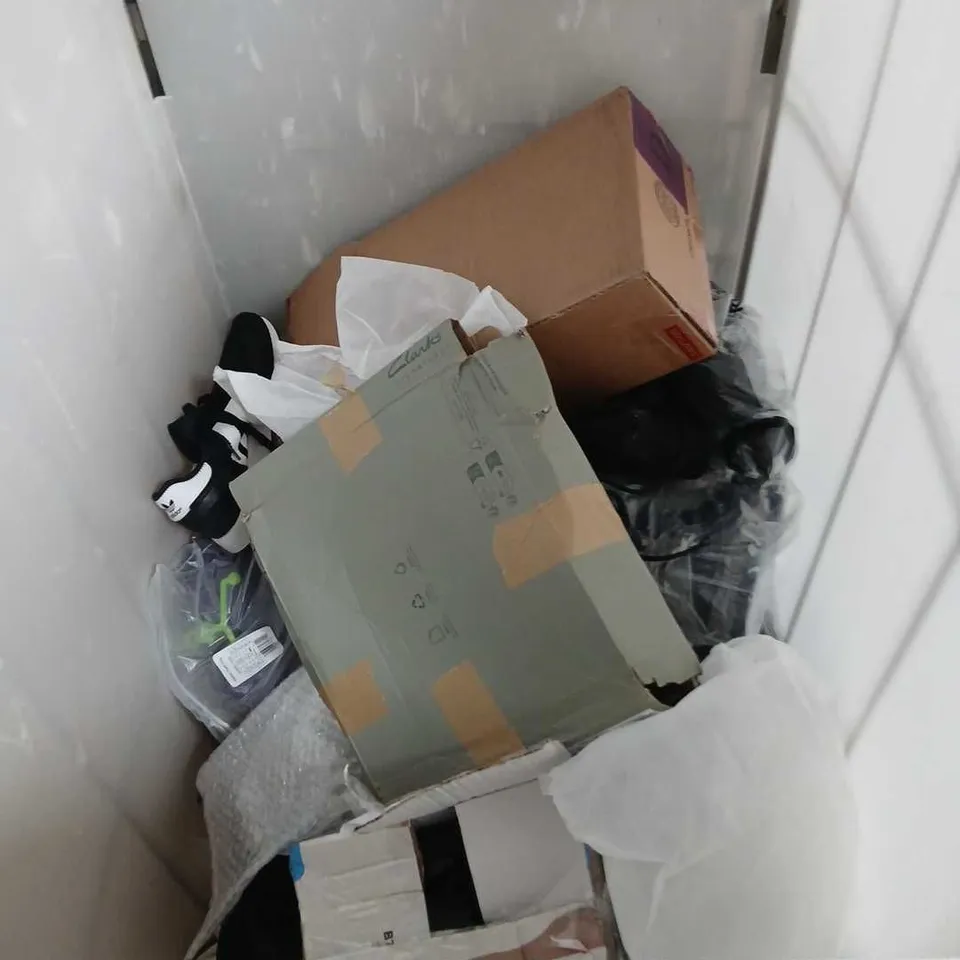 LARGE QUANTITY OF ASSORTED SHOES AND FOOTWEAR