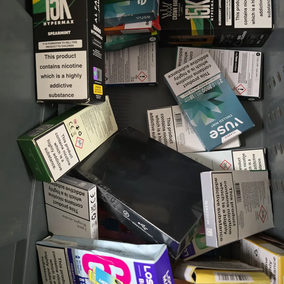 TOTE OF APPROXIMATEY 20 ASSORTED E-CIGARETTES AND ACCESSORIES TO INCLUDE - LOST MARY - PIXL - JUUL - ETC