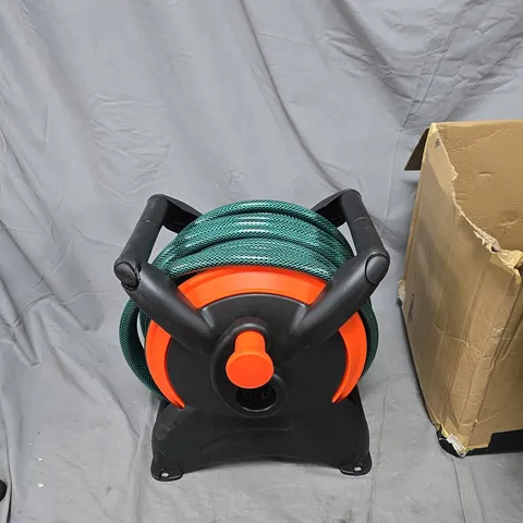 GARDEN HOSE REEL WITH GREEN HOSE AND SPRAY NOZZLE – HAND-CRANK