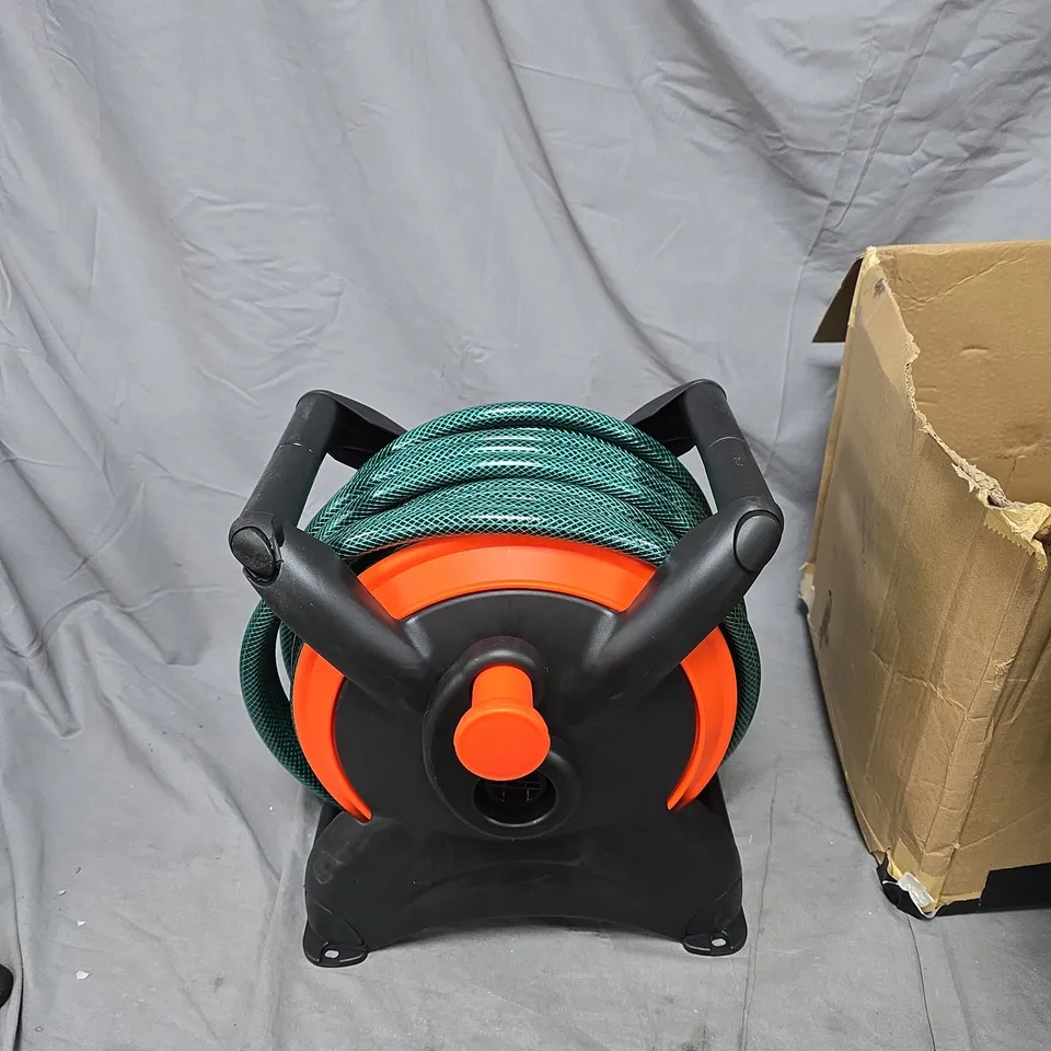 GARDEN HOSE REEL WITH GREEN HOSE AND SPRAY NOZZLE – HAND-CRANK