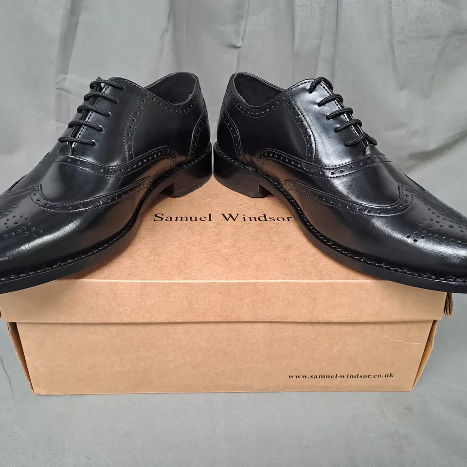 BOXED PAIR OF SAMUEL WINDSOR LACE UP SHOES IN BLACK UK SIZE 8