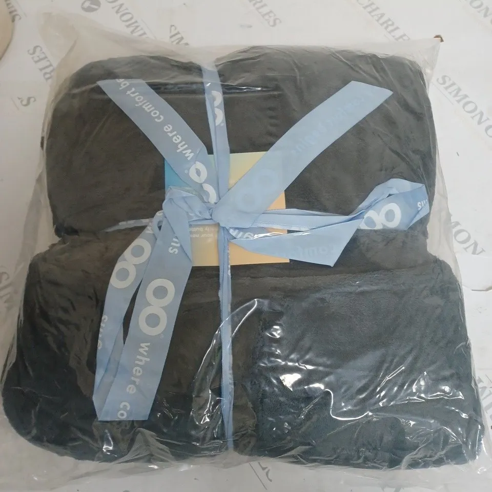 SEALED GREY OODIE HOODED BLANKET - SIZE UNSPECIFIED