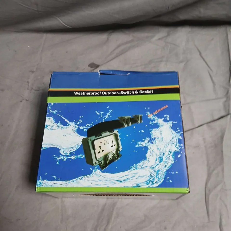WEATHERPROOF OUTDOOR SWITCH & SOCKET – BOXED
