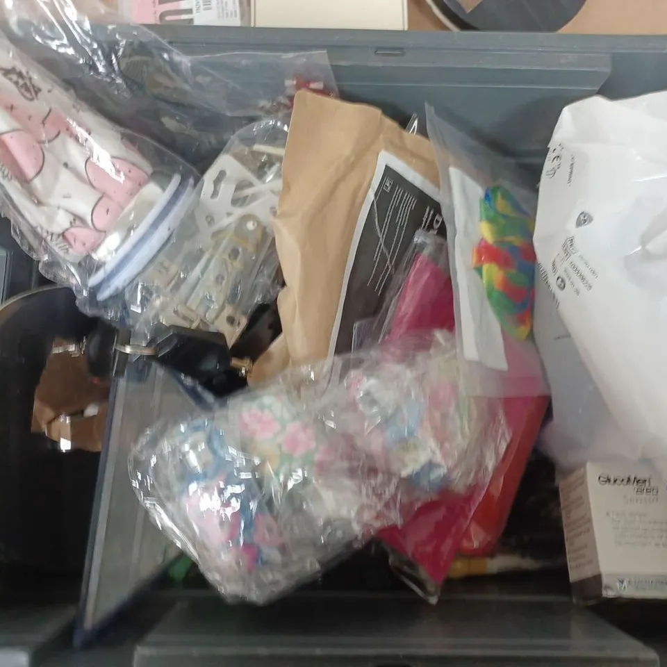 BOX OF ASSORTED HOUSE HOLD ITEMS TO INCLUDE - HOSE PIPE ATTACHMENTS - TAYLOR SWIFT THE ERAS TOUR - NOVO OVO