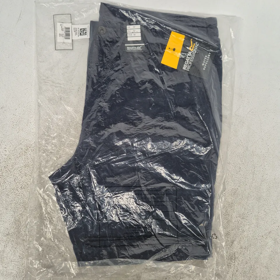 BAGGED REGATTA PRO CARGO SHORTS IN NAVY SIZE UK 36"