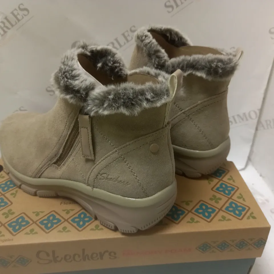 BOXED SKETCHERS MEMORY FOAM MUSHROOM BOOT - SIZE 4