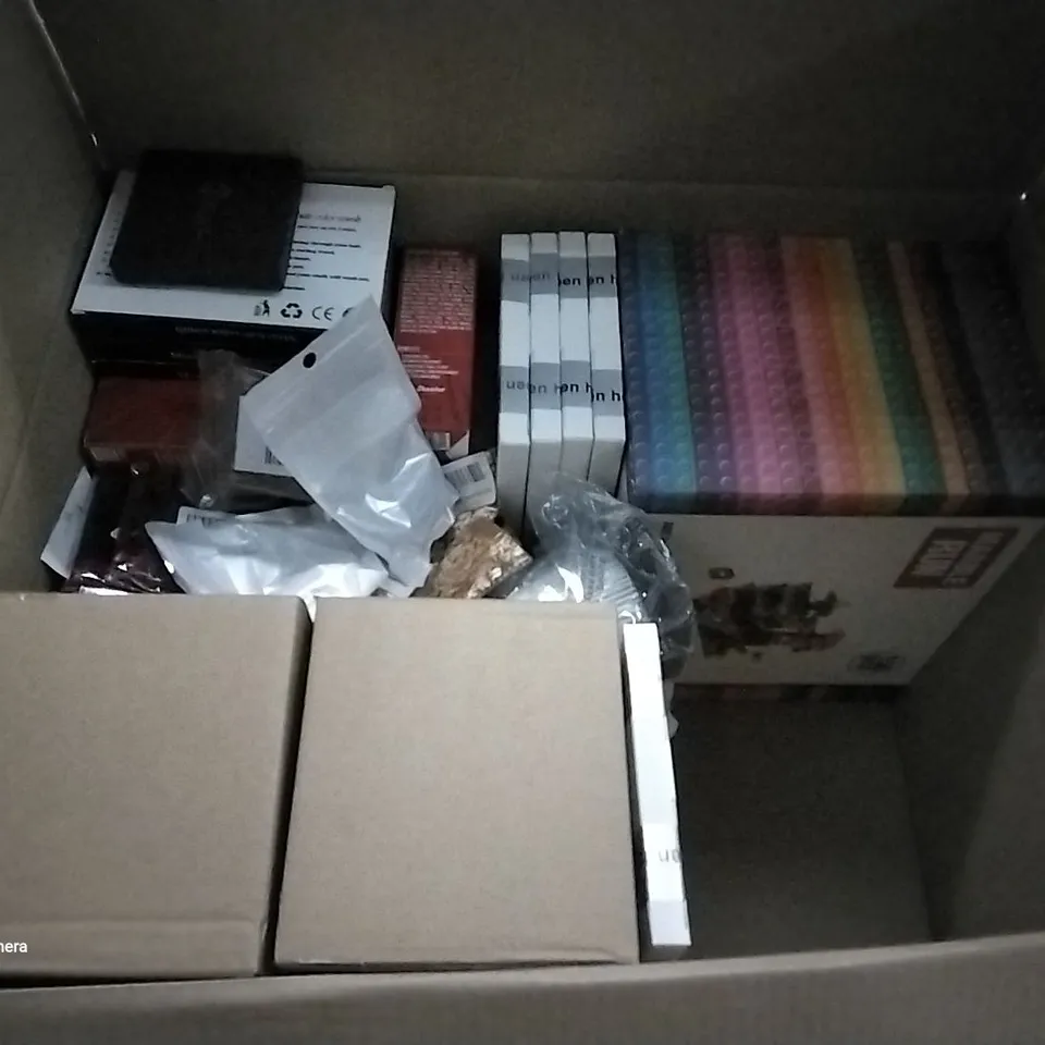 PALLET OF ASSORTED ITEMS INCLUDING MARBLE RUN SET, GOLF BALLS, EXPANDABLE SLEEVING, CHRISTMAS GNOME WITH LIGHTING, JUSTIN BIEBER NECKLACE, OVEN MITTS
