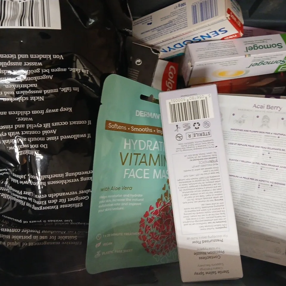 APPROXIMATELY 15 ASSORTED COSMETIC ITEMS INCLUDING VARIOUS MAKES AND BRANDS - COLLECTION ONLY